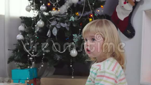 小女孩被圣诞礼盒迷住了视频的预览图