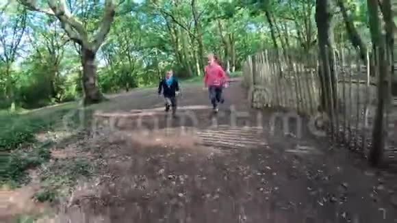 孩子们在森林里奔跑视频的预览图
