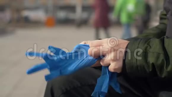 戴防护手套的人视频的预览图