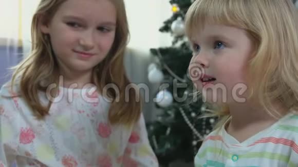 在圣诞节早上收到礼物的姐妹们视频的预览图