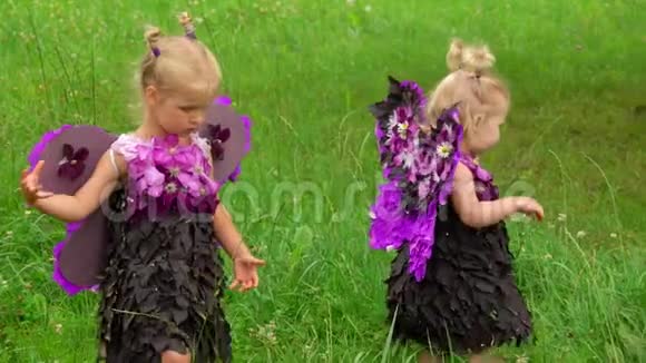 穿着蝴蝶服装的女孩走在草坪上视频的预览图