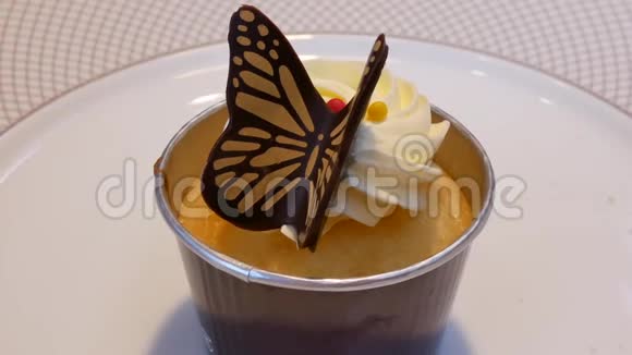 餐厅内桌子上的迷你蝴蝶杯蛋糕运动视频的预览图