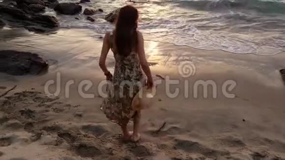 日落时女孩去海边视频的预览图
