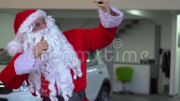 圣诞老人在一家汽车经销店自拍并展示了和平姿态视频的预览图