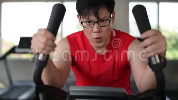 体育男子骑自行车在健身健身房锻炼视频的预览图