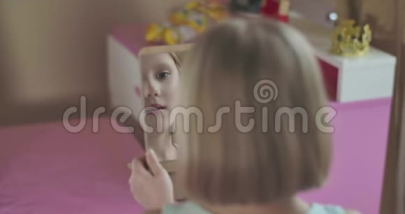 镜子里的小白种人女孩做悲伤和有趣的脸有金发的快乐孩子视频的预览图