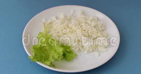 叉子和盘子里有米饭和生菜视频的预览图