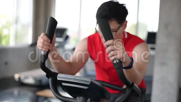 体育男子骑自行车在健身健身房锻炼健康和聪明的身体的生活方式和娱乐视频的预览图