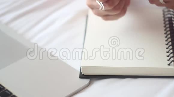 女性手在笔记本上写作视频的预览图