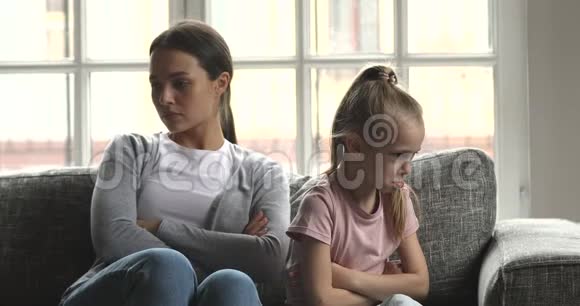 不开心的妈妈和淘气的女儿在争吵后避免说话视频的预览图