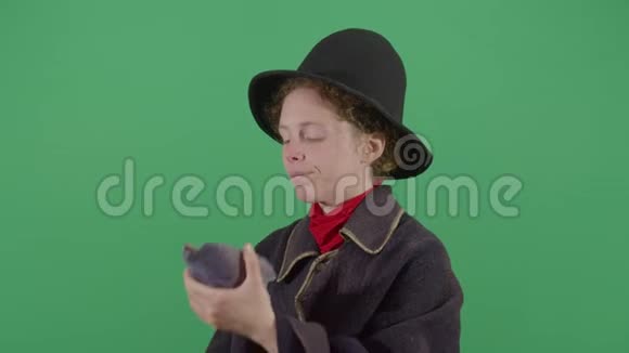 女魔术师在电话里说话视频的预览图