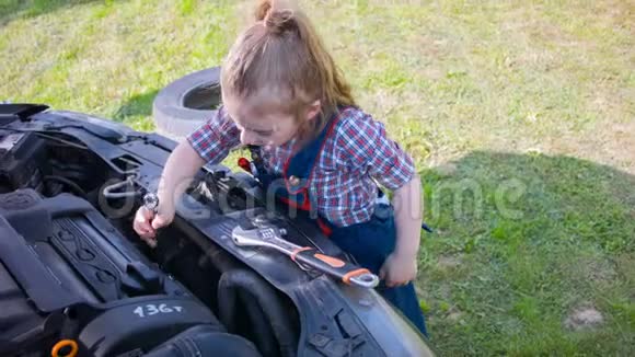 穿着工作服的女孩在修车视频的预览图