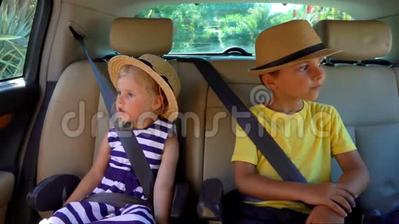 坐在车里的男孩和女孩视频的预览图
