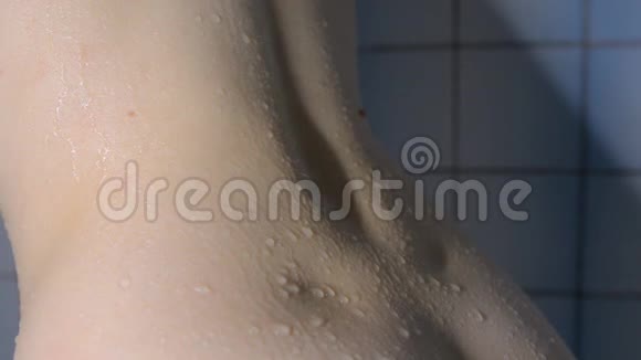 浴室里年轻女子湿背腰部和骶骨滴了很多滴视频的预览图