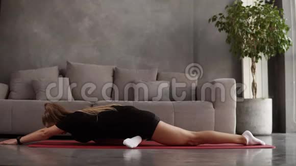 灵活的女人练习瑜伽姿势在阁楼内部房间做伸展运动苗条的女孩做伸展运动视频的预览图
