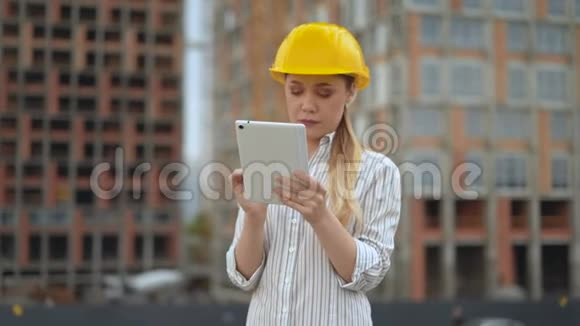 一位女工程师的特写肖像30岁的女孩手里拿着平板电脑在网上工作4K视频的预览图