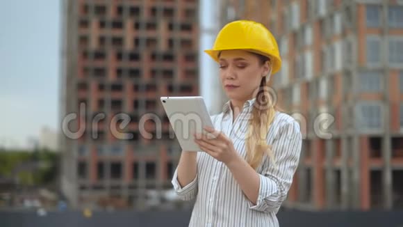 一位女工程师的特写肖像35岁的女孩手里拿着平板电脑在网上工作4K视频的预览图