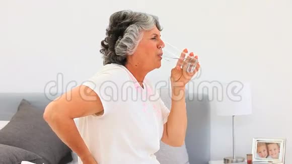退休妇女吃药视频的预览图