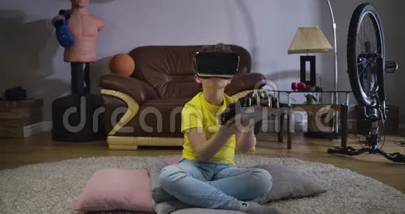 男孩在虚拟现实谷歌持有玩具车穿休闲服装的白种人孩子在室内使用增强现实网瘾视频的预览图