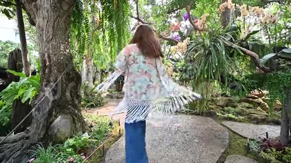 亚洲妇女在花园里放松和娱乐视频的预览图