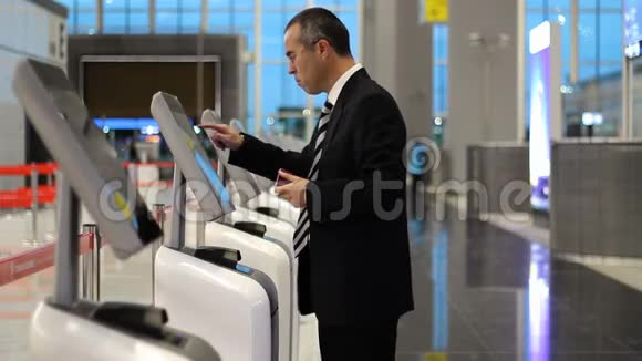 机场售票亭候机厅旅客业务员视频的预览图