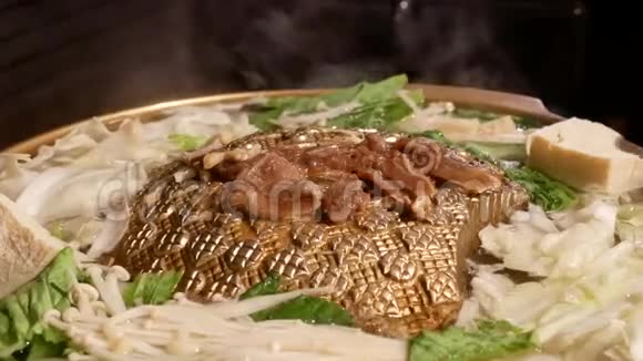 火锅边煮边放肉的动作视频的预览图