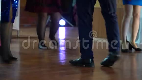 大厅里男人和女人跳舞的腿视频的预览图