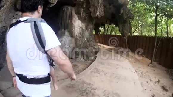 在热带地区徒步旅行时男子带着熟睡的幼儿在婴儿车里视频的预览图