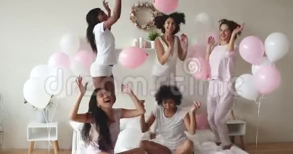 兴奋性感各种女士在床上跳舞用气球庆祝视频的预览图