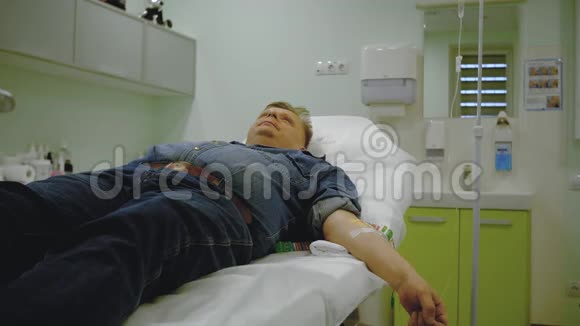 护士给病人戴上冠状病毒冠视频的预览图