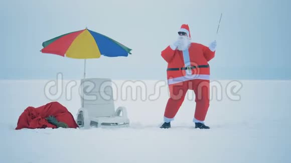 海滩绿洲圣诞老人喝着香槟手里拿着火花机在附近视频的预览图