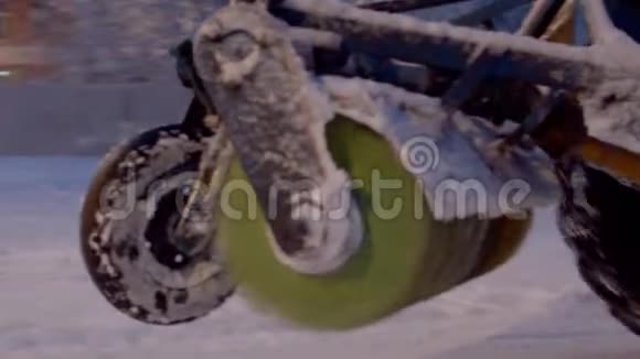 移动的雪犁的轮子和刷子视频的预览图