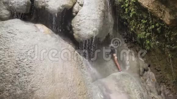 夏天亚洲女人在热带瀑布下洗澡视频的预览图