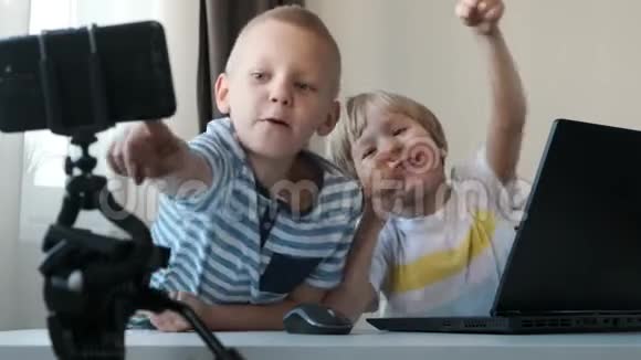 小可爱的博主孩子们用智能手机在社交媒体上拍摄视频视频的预览图