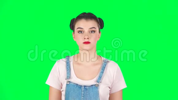 在演播室的绿色屏幕上震惊女孩的表情视频的预览图