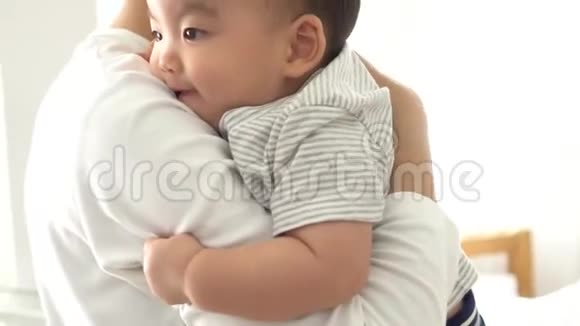 快乐的亚洲爸爸和小男孩在家蹒跚学步享受家庭时光视频的预览图