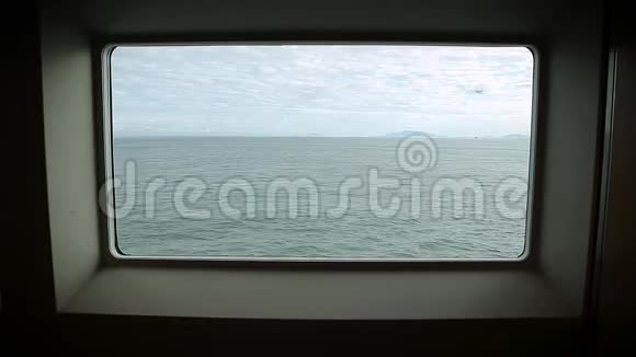 一位年轻的职业商人在渡船上放下行李望着窗外的海景24FPS视频的预览图