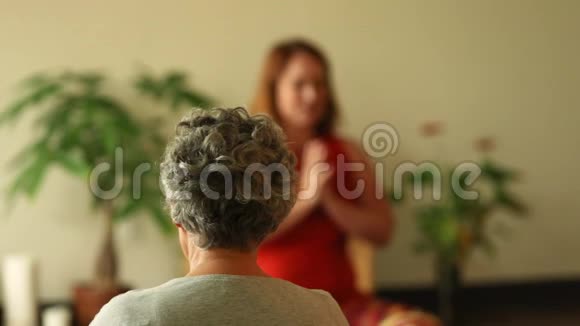 女教练在瑜伽前祈祷视频的预览图