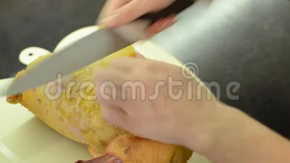 厨师用切生鸡肉视频的预览图