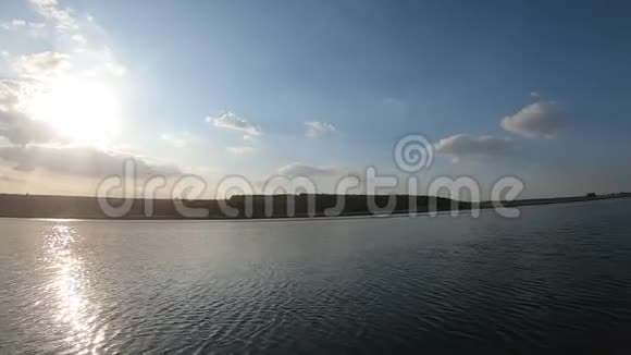 蓝天下湖的全景视频的预览图