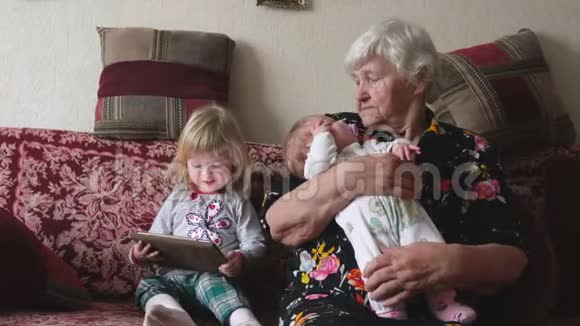 祖母把小宝宝抱在怀里摇晃视频的预览图