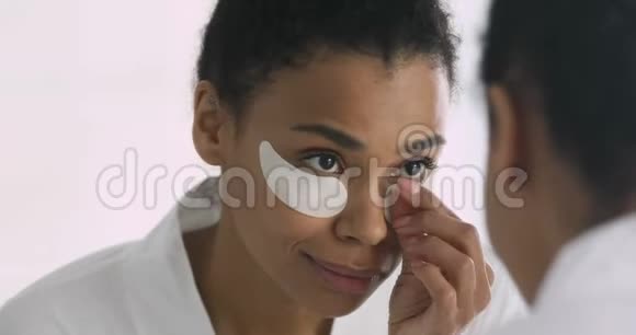 快乐的非洲女人脸上有眼罩照镜子视频的预览图
