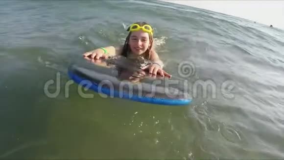 穿黄色护目镜的女孩正在船上游泳视频的预览图