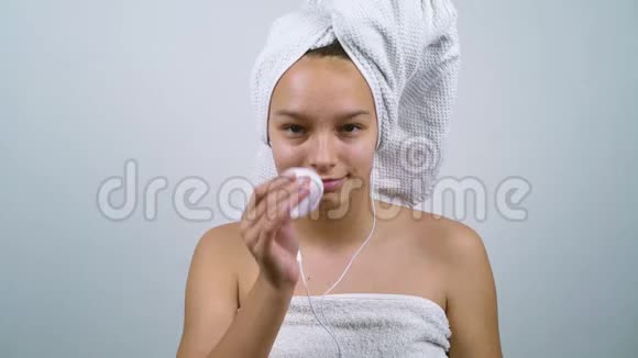 淋浴后做护肤的快乐女孩视频的预览图