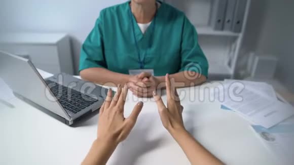 情绪激动的妇女向医生专业咨询医疗保健机构投诉视频的预览图