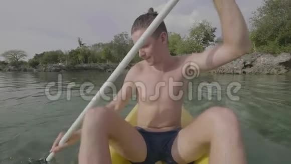 快乐的人在热带海洋中划艇视频的预览图