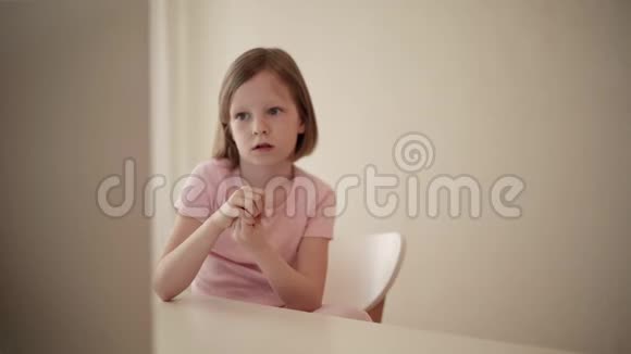 一个8岁的小女孩正在电脑上看视频视频的预览图