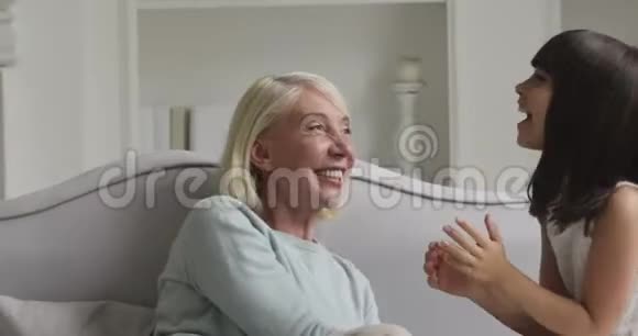 快乐成熟的奶奶和小孙女一起逗笑视频的预览图