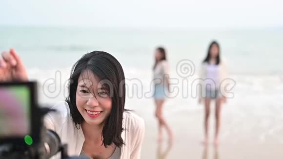 亚洲女人在海滩上拍照暑假旅游泰国放松和娱乐视频的预览图