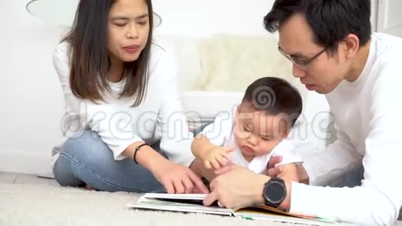 年轻的父母读小儿子的书视频的预览图